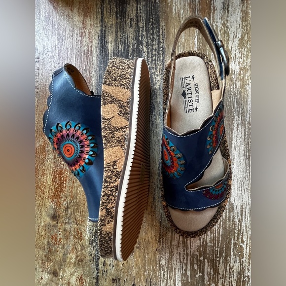 L'ARTISTE Blue Sandals with Embroidered Floral Design - Size 38/US 7.5-8, NWOT - Picture 2 of 6